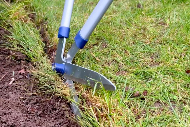 The Precision of Lawn Shears in Edge Trimming