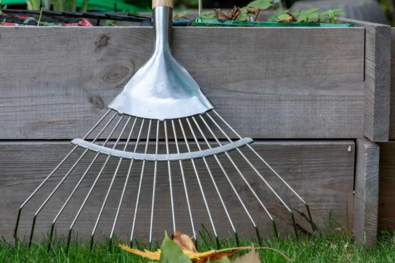 A Quick Guide To Safe Garden Rake Use